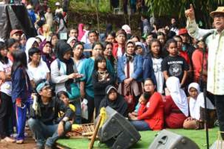 Wakil Gubernur Jawa Barat Deddy Mizwar pada acara Angklung Pride 6 di Kebon Awi Udjo di Cijaringao, Desa Cimenyan, Kabupaten Bandung, Minggu (27/11/2016).