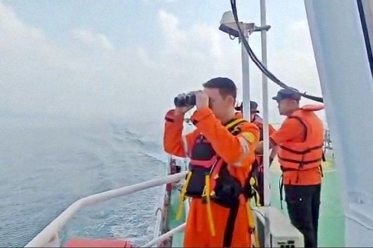Hari Ketujuh Pencarian Rombongan Jurnalis Hilang, Kabut Batasi Jarak Pandang Tim SAR di Teluk Semangka