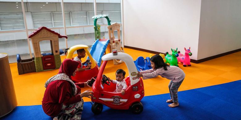 Sejumlah anak bermain di ruangan layanan anak di Perpustakaan Nasional di Jalan Medan Merdeka Selatan, Jakarta Pusat, Rabu (8/11/2017). Perpustakaan Nasional dengan total 24 lantai dan tiga ruang bawah tanah merupakan gedung perpustakaan tertinggi di dunia. KOMPAS.com/GARRY ANDREW LOTULUNG