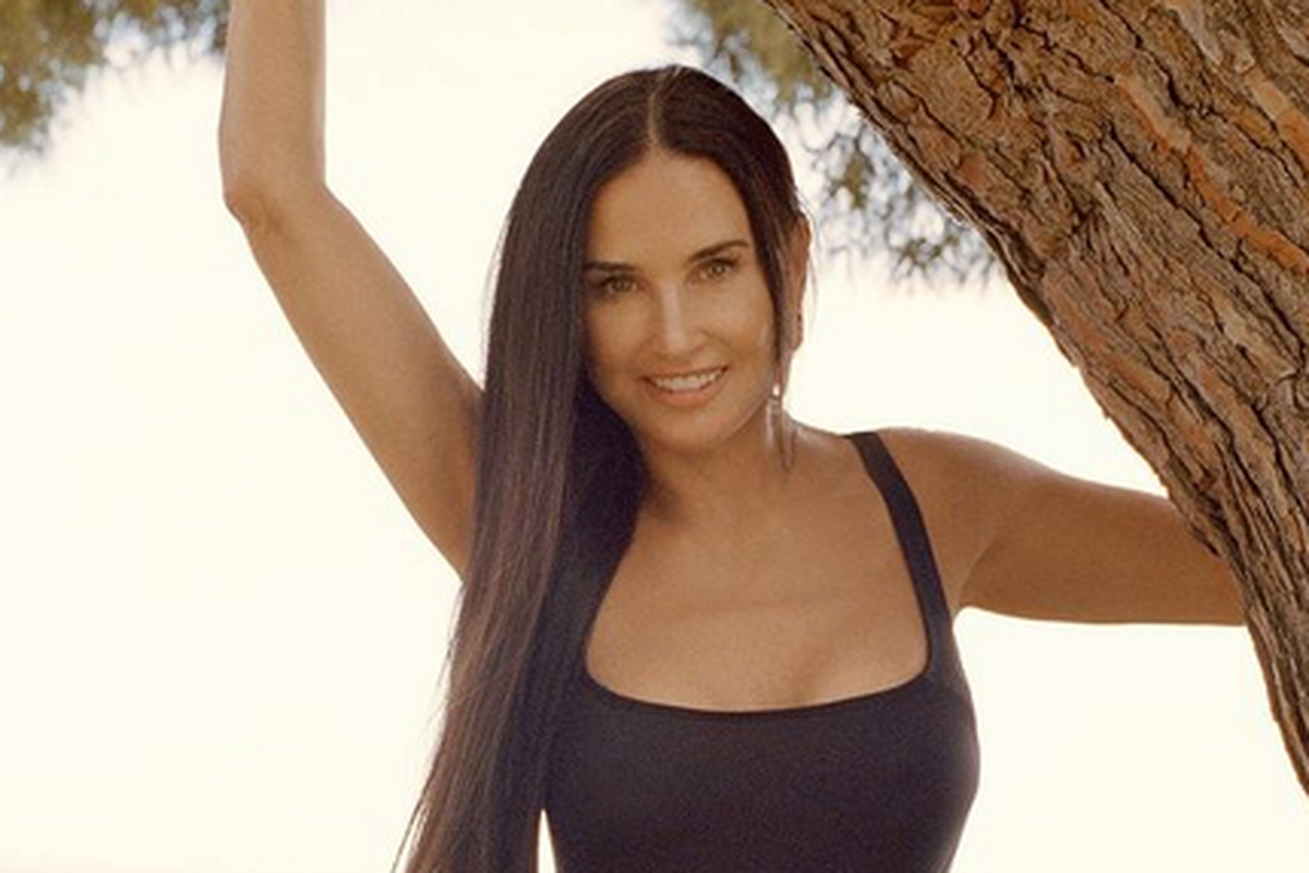 Demi Moore tidak hanya memberikan inspirasi pakaian musim panas dengan gayanya, tetapi juga dengan pola pikirnya.