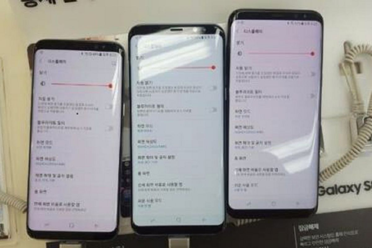 Dua perangkat Galaxy S8 di sisi kanan dan kiri memiliki layar yang berwarna kemerahan.