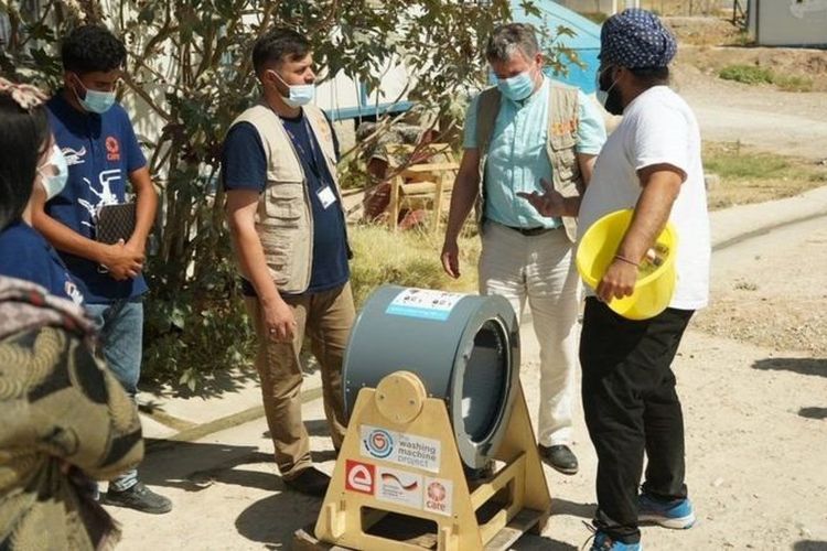 Navjot Sawhney bekerja sama dengan lembaga amal Care International membagikan mesin cuci Divya ke keluara-keluarga rentan.