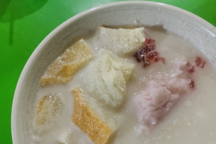 Salah satu menu pilihan kuliner legendaris Ronde Titoni, angsle yang berisikan petulo, mutiara, kacang hijau, ketan dan roti yang disiram dengan santan.