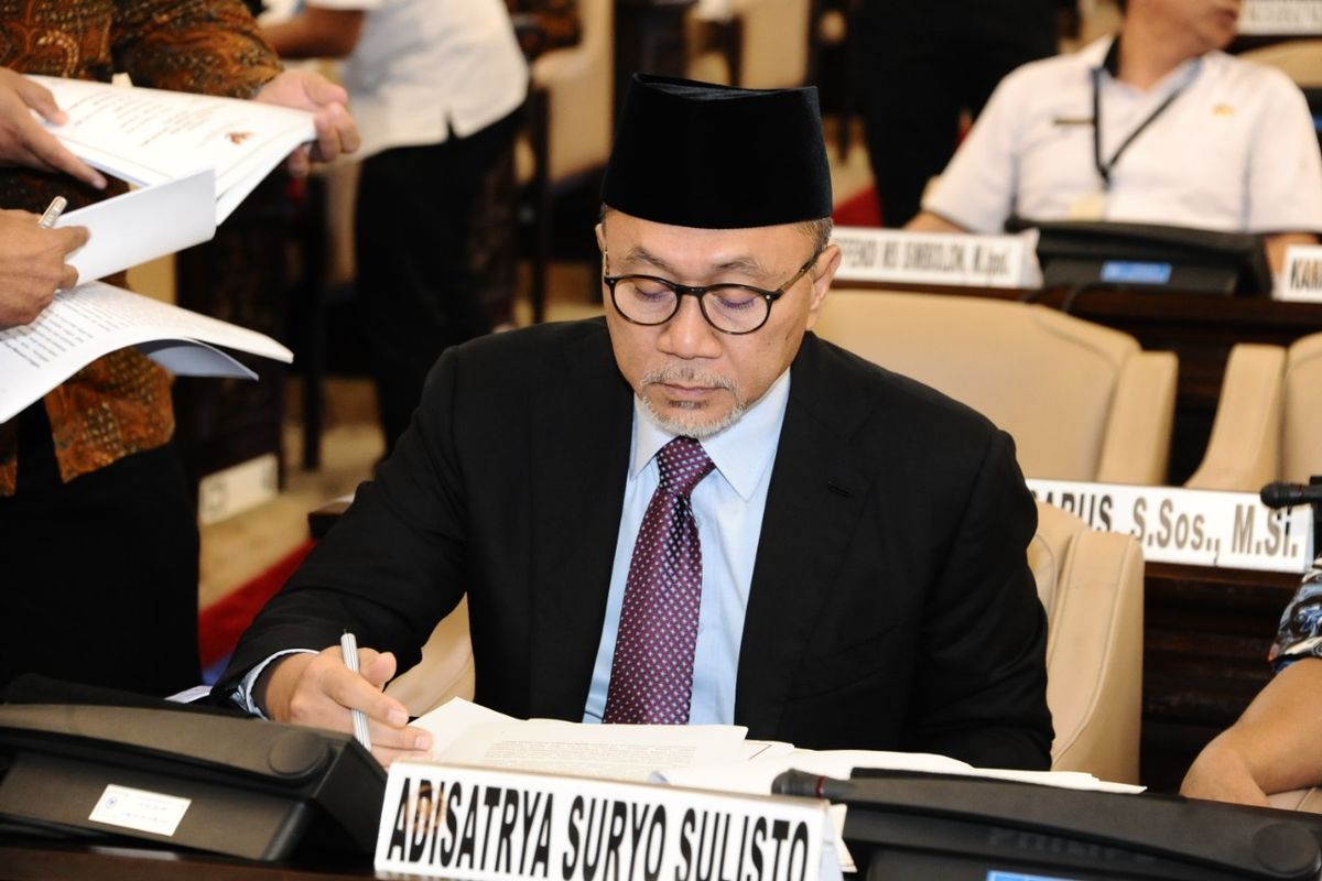 Ketua MPR RI Zulkifli Hasan mengimbau masyarakat untuk merajut kembali persatuan.
