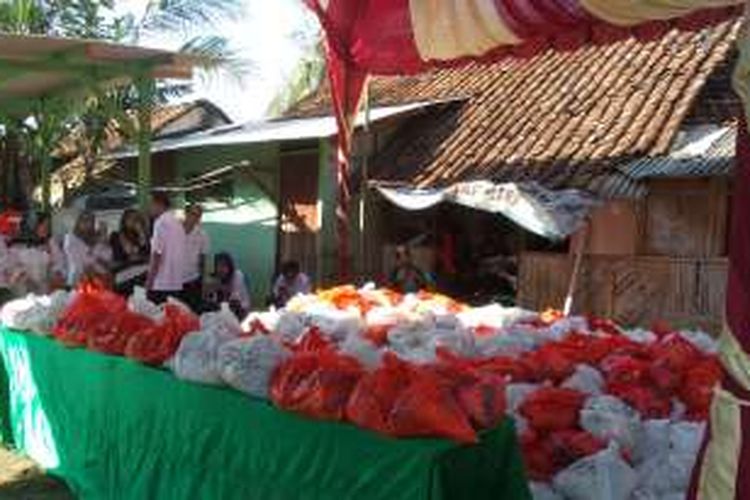 Suasana tenda tempat menyimpan paket sembako yang akan ribagi-bagikan Presiden Jokowi di Kampung Pasir Kongsen, Rangkasbitung, Banten, Senin (4/7/2016).