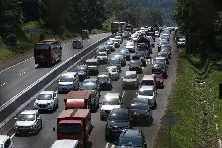 Kendaraan pemudik dari arah Jakarta melewati Tol Semarang-Solo, Jawa Tengah, Jumat (31/5/2019). Volume arus mudik dari arah Jakarta yang memasuki Gerbang Tol Bawen-Salatiga menuju ke sejumlah wilayah di Jateng dan Jatim pada H-5 siang hari terpantau padat merayap.