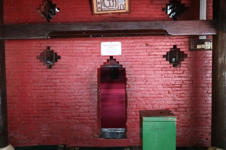 Pintu masuk ruangan dalam Masjid Agung Sang Cipta Rasa, Cirebon.