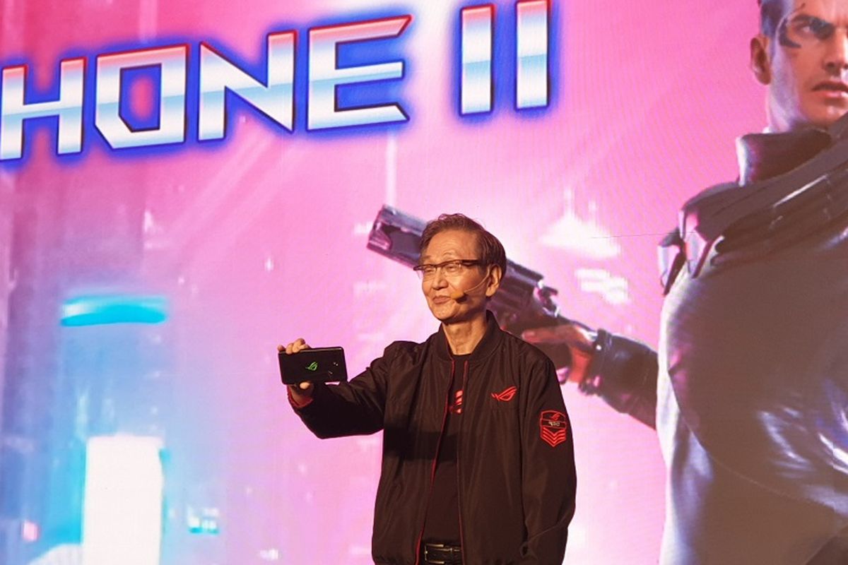 Asus Chairman Jonney Shih menggenggam ROG Phone II di panggung peluncuran yang digelar Asus di Grand Ballroom Pullman Hotel, Jakarta Barat, Kamis (5/12/2019).