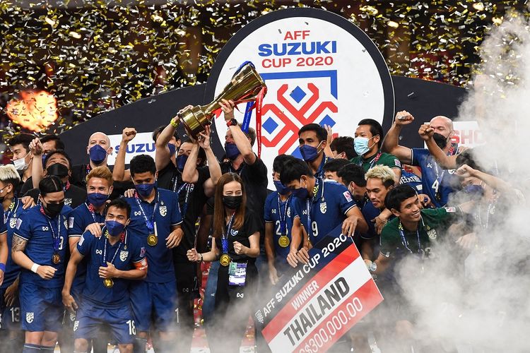 Timnas Thailand merayakan gelar Piala AFF 2020 di Stadion Nasional Singapura pada Sabtu (1/1/2022) malam WIB. Jumlah hadiah Piala AFF 2022 yang akan diterima tim juara tidak berbeda dengan edisi sebelumnya.