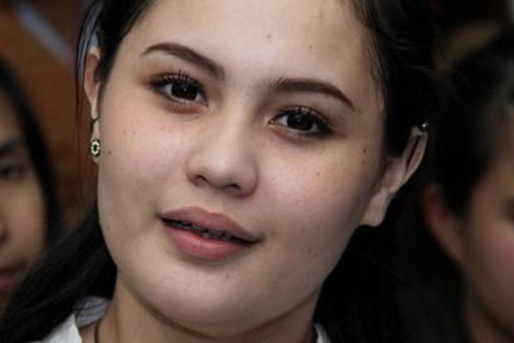 Jennifer Dunn ditemui sebelum pembacaan putusan dalam sidang di Pengadilan Negeri Jakarta Barat, Senin (19/4/2010). Majelis hakim menyatakan ia tebukti bersalah menyimpan tujuh butir ekstasi dan divonis empat tahun penjara dikurangi masa tahanan dan denda sebesar Rp 150 juta.  