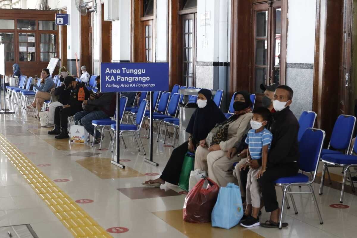 Sejumlah penumpang kereta api relasi Bogor-Sukabumi atau KA Pangrango di Stasiun Sukabumi, Minggu (16/4/2023).