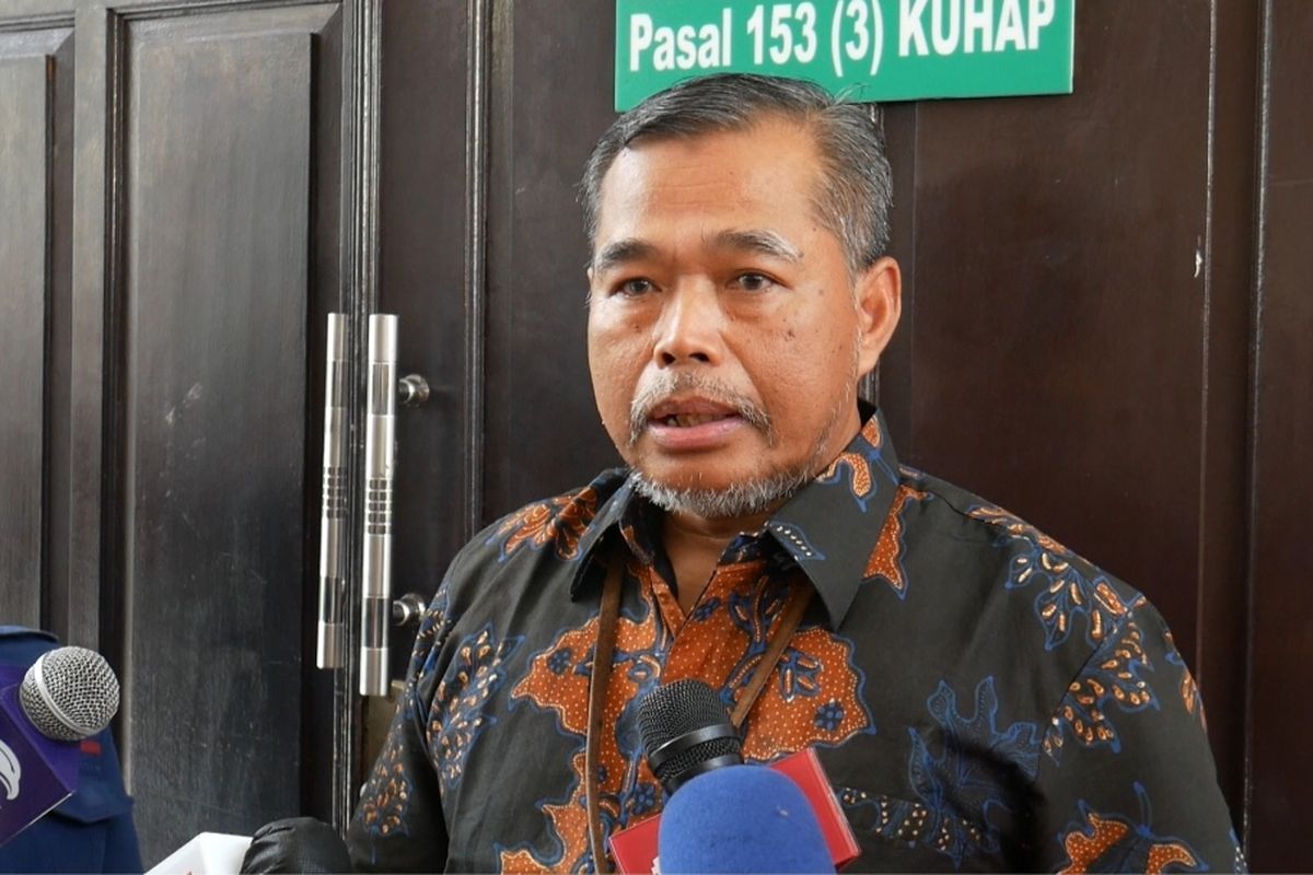Pejabat Humas Pengadilan Negeri (PN) Jakarta Selatan Djuyamto  saat berbicara di depan awak media, Kamis (3/8/2023). 