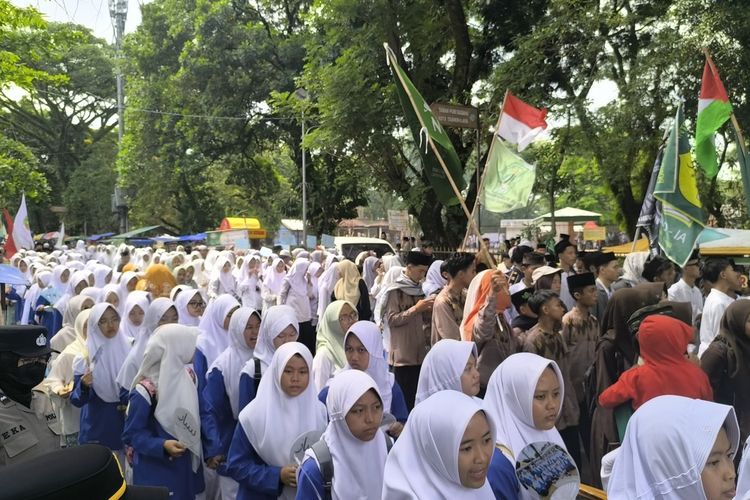 Ribuan santri asal Kota Tasikmalaya, Jawa Barat, merayakan HSN 2025 di Lapangan Dadaha, Kota Tasikmalaya, Rabu (22/10/2025).