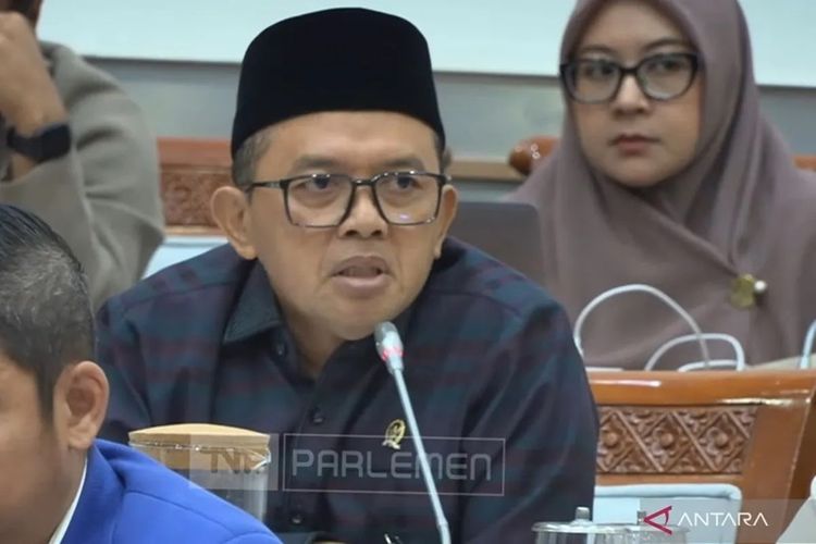 Anggota Komisi VIII DPR RI Maman Imanul Haq dalam rapat kerja bersama Kementerian Haji dan Umrah di Kompleks Parlemen, Jakarta, Rabu (21/1/2026).