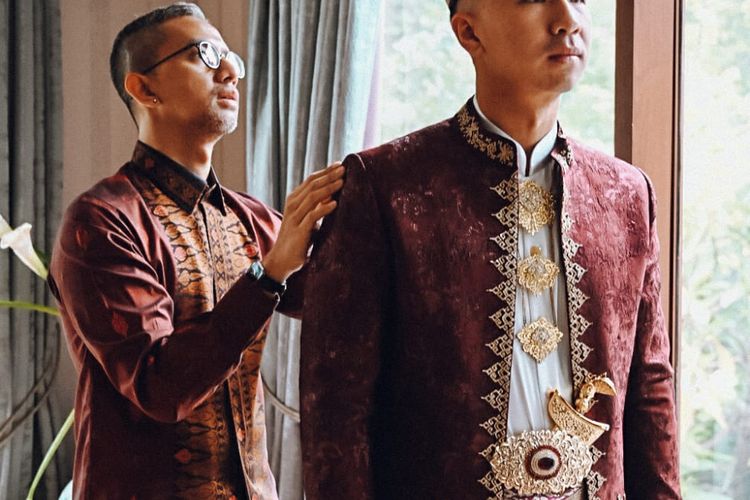 Didiet Maulana dengan baju rancangannya untuk pernikahan Nikita Willy dan Indra Priawan