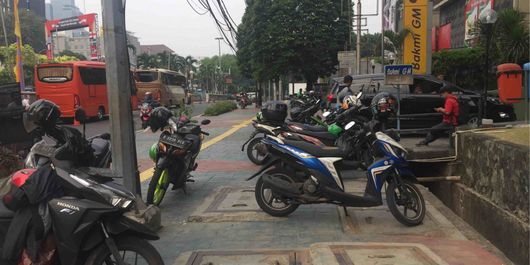 Trotoar Jalan Sunda di Jakarta Pusat, Selasa (10/7/2018) tampak seperti tempat parkir sepeda motor. Para pejalan kaki justru kesulitan melintas di jalan itu. 