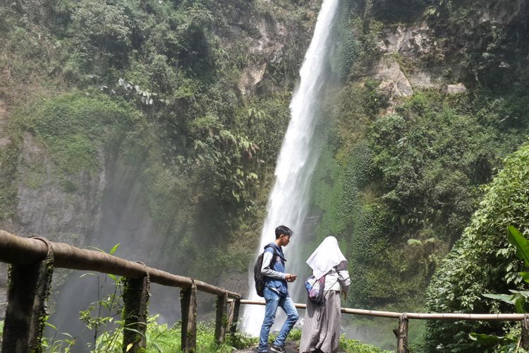 Pengunjung menikmati air terjun Coban Pelangi, Kabupaten Malang, Selasa (18/12/2018)