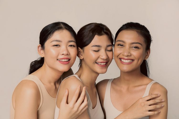 Tampilan riasan wajah yang menggunakan Cuschion Compact Tinted Moisturizer dari Rollover Reaction.