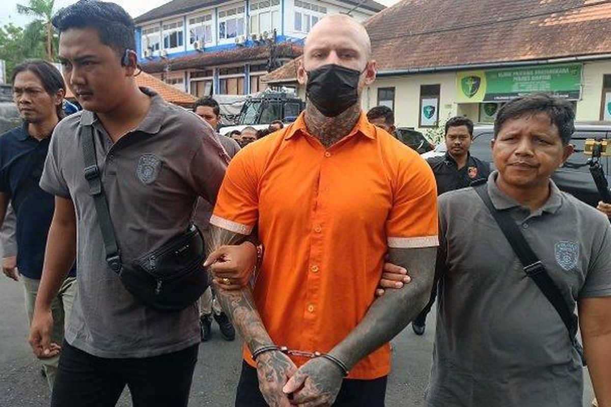 Liam Orme, WNA asal Inggris diamankan di Mapolres Gianyar, Bali, Jumat 9 Mei 2025. Ia diduga memukul warga sekitar.