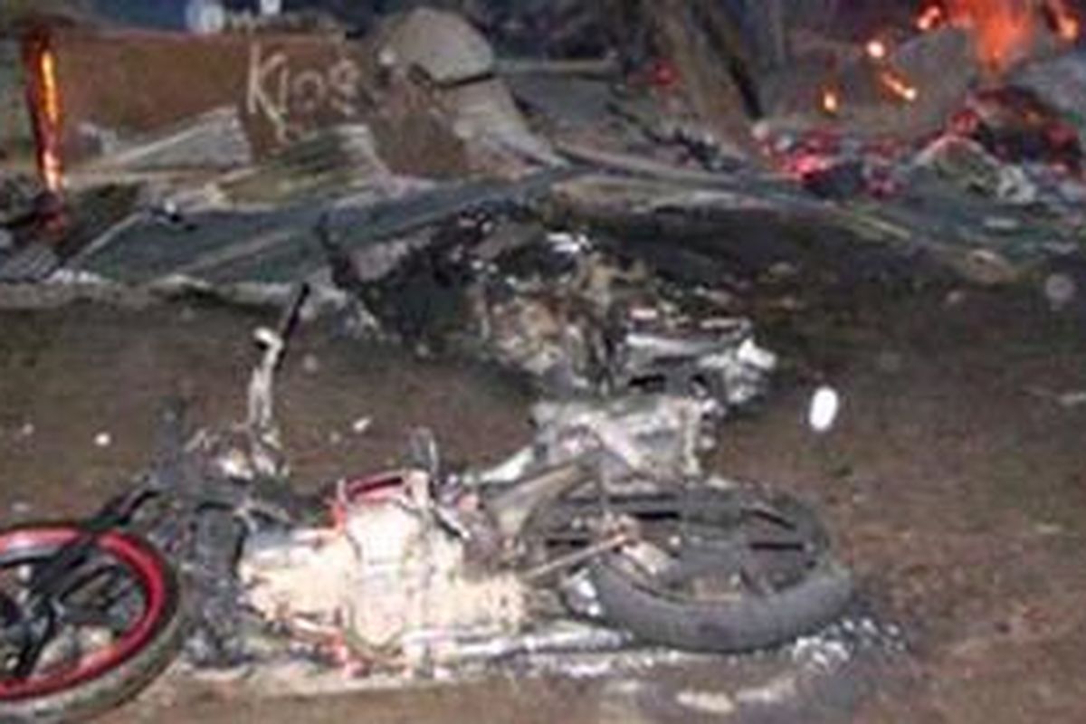 Sebuah foto yang belum terkonfirmasi, disebutkan menggambarkan terbakarnya sebuah motor dengan latar belakang rumah yang hangus di Lembah Baliem, Wamena. Foto disebutkan berasal dari aktivis lokal Papua. 