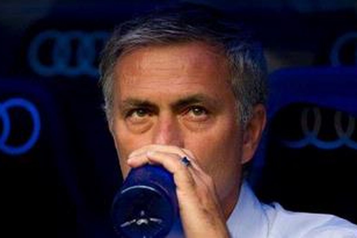 Pelatih Real Madrid, Jose Mourinho, sedang meminum air mineral dalam laga perdana Liga BBVA 2012/13 melawan Valencia di Santiago Bernabeu, Minggu (19/8/2012). Laga berakhir imbang 1-1. 