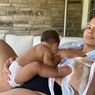 Unggah Foto Telanjang Sambil Memeluk Bayinya, Ini Pesan Ashley Graham