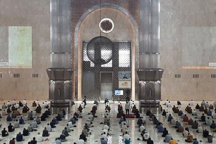 Suasana shalat Jumat di Masjid Istiqlal, Jakarta, Jumat (27/8/2021).