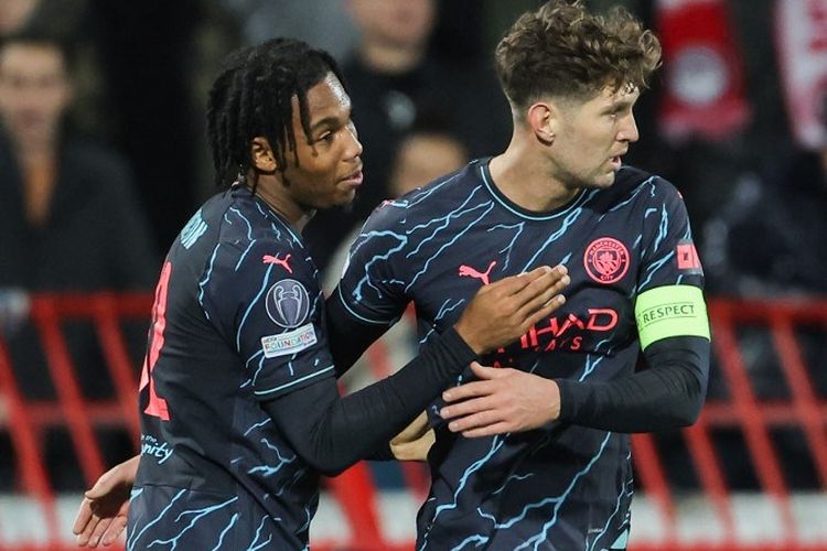 Micah Hamilton (kiri) merayakan golnya bersama John Stones saat  Manchester City bertandang ke markas Red Star Belgrade pada laga Grup G Liga Champions, Kamis (14/12/2023) dini hari WIB.