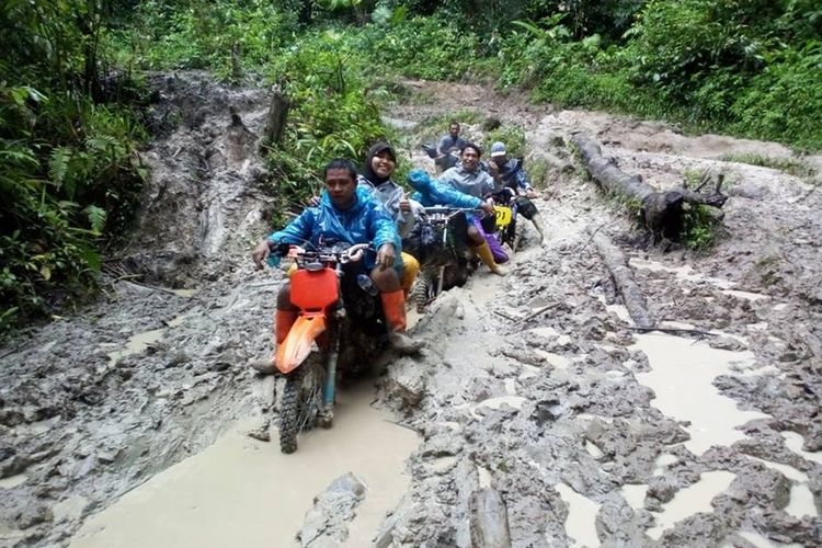 Kondisi jalan ke Kecamatan Pinogu yang berada di dalam kawasan hutan Taman Nasional Bogani Nani Wartabone, Gorontalo.