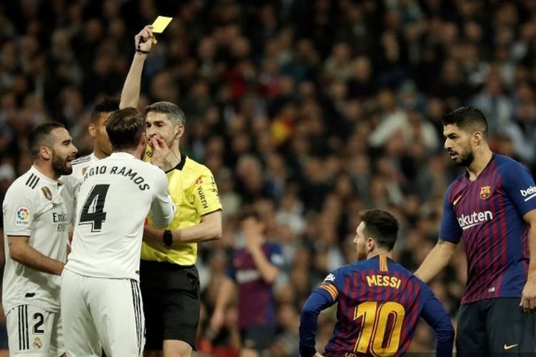Wasit Alejandro Hernandez memberikan kartu kuning kepada Sergio Ramos dalam laga Real Madrid vs Barcelona dalam lanjutan pekan ke-26 Liga Spanyol 2018-2019 yang digelar di Stadion Santiago Bernabeu, 2 Maret 2019.