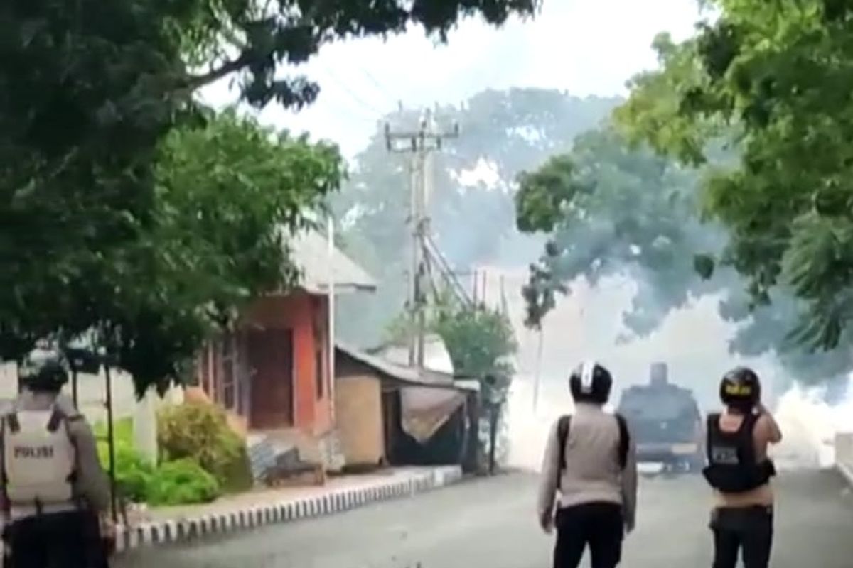 Dua kelompok warga di Tual, Maluku terlibat bentrok Selasa (31/1/2023) hingga Rabu pagi (1/2/2023). Akibat bentrok tersebut belasan ornag terluka dan sejumlah rumah dibakar massa