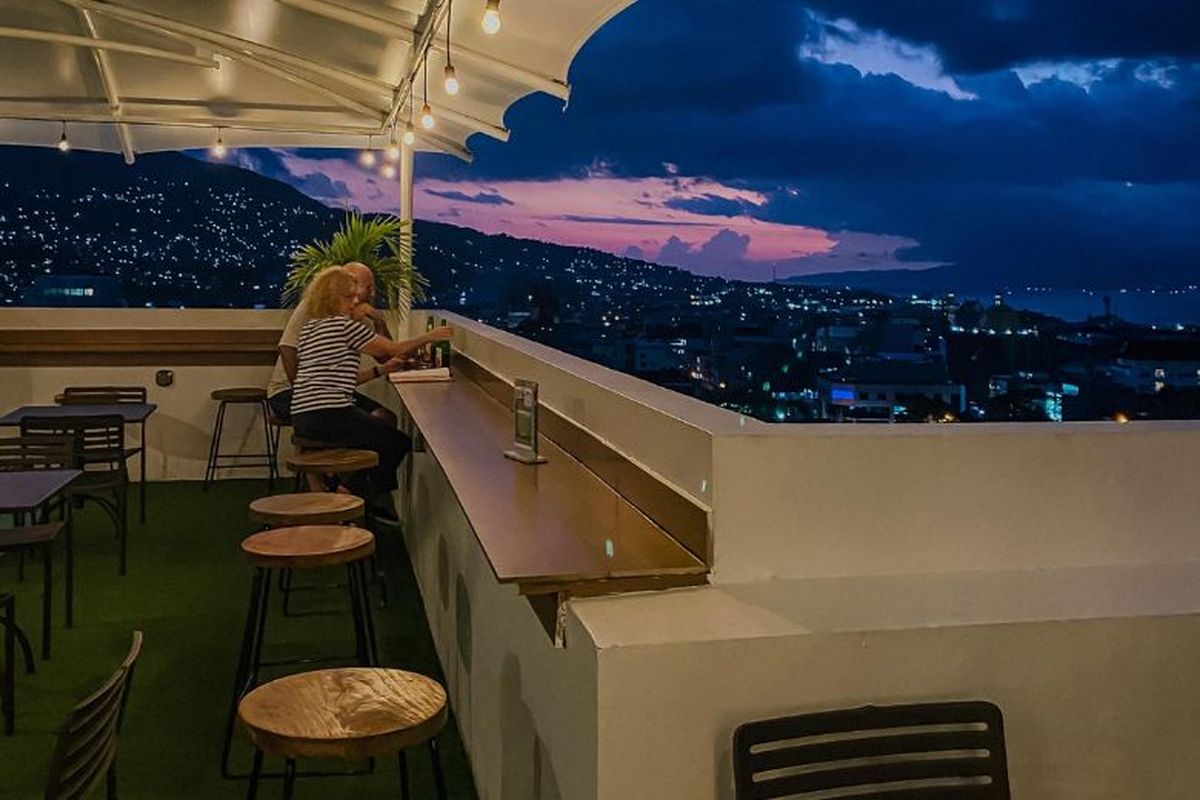 Sky-Bar Swiss-Belhotel Ambon.