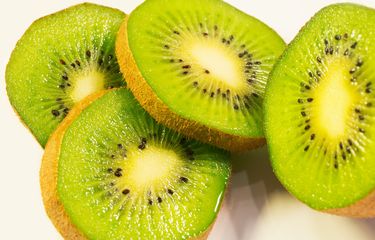 Ilustrasi buah kiwi, salah satu buah yang tinggi vitamin C.