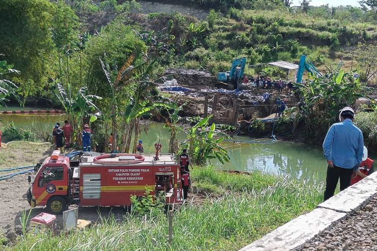 Lokasi kebocoran pipa BBM Pertamina di Dusun Lengkong, Desa Jeruklegi Kulon, Kecamatan Jeruklegi, Kabupaten Cilacap, Jawa Tengah, Sabtu (6/8/2022).