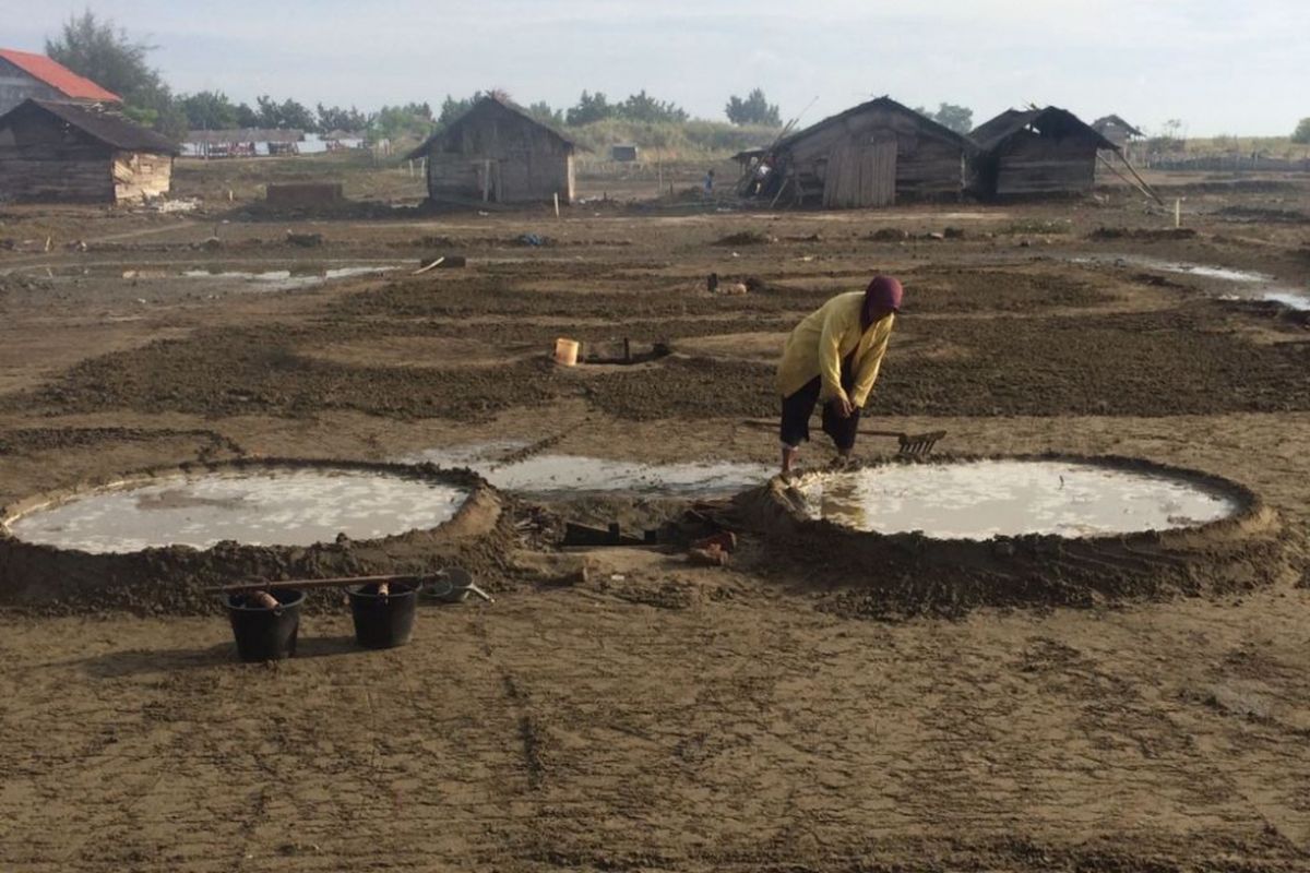Seorang petani garam membuat tabung penampung air garam di Desa Lancok, Kecamatan Syamtalira Bayu, Aceh Utara, Selasa (2/8/2017)