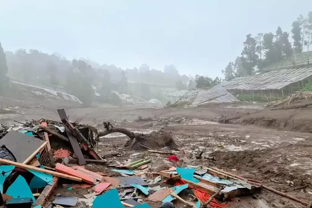 Longsor dahsyat terjadi di Desa Pasirlangu, Kecamatan Cisarua, Kabupaten Bandung Barat, 24 Januari 2026. Seorang balita bernama Arsa (2) selamat dalam longsor dahsyat yang terjadi di Desa Pasirlangu Kecamatan Cisarua Kabupaten Bandung Bara, Sabtu (24/1/2026). 