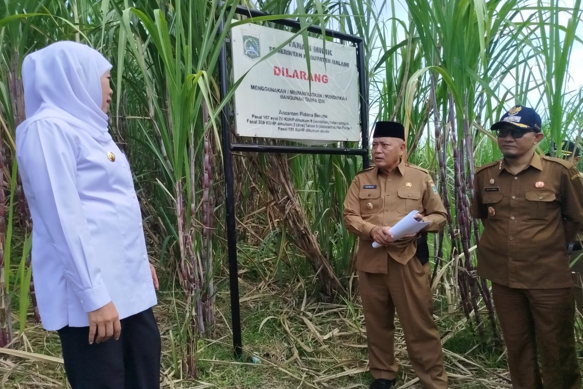 Gubernur Jawa Timur, Khofifah Indar Parawansa bersama Bupati Malang, HM Sanusi saat meninjau lahan yang akan dibangun Sekolah Rakyat (SR) di Kecamatan Bantur, Senin (28/4/2025).
