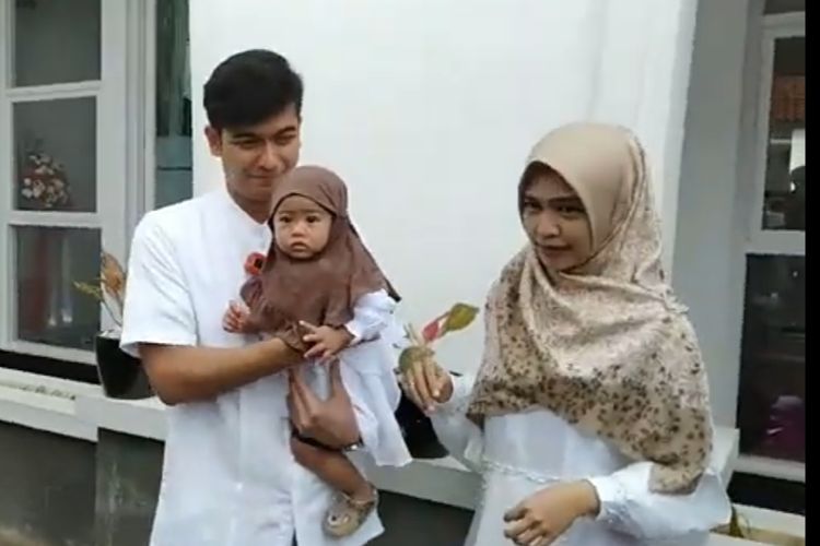 YouTuber Ria Ricis bersama suaminya, Teuku Ryan dan anak mereka, Moana usai merayakan Lebaran di Pesantren Maskanul Huffadz, Bintaro, Tangerang Selatan, Sabtu (22/4/2023).