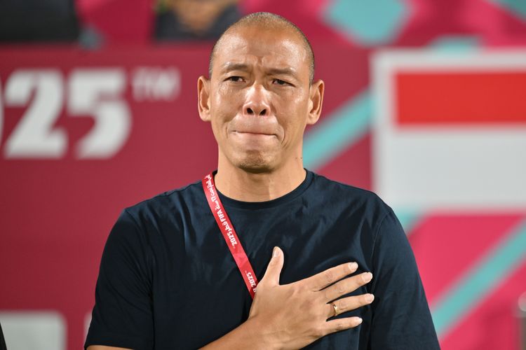 Pelatih Timnas Indonesia, Nova Arianto, meluapkan emosinya saat menyanyikan lagu Indonesia Raya sebelum bertanding melawan Timnas U17 Brasil pada laga Grup H Piala Dunia U17 di Lapangan 7 Aspire Zone, Doha, Qatar, Jumat (7/11/2025). ANTARA FOTO/Bayu Pratama S/fzn/foc.