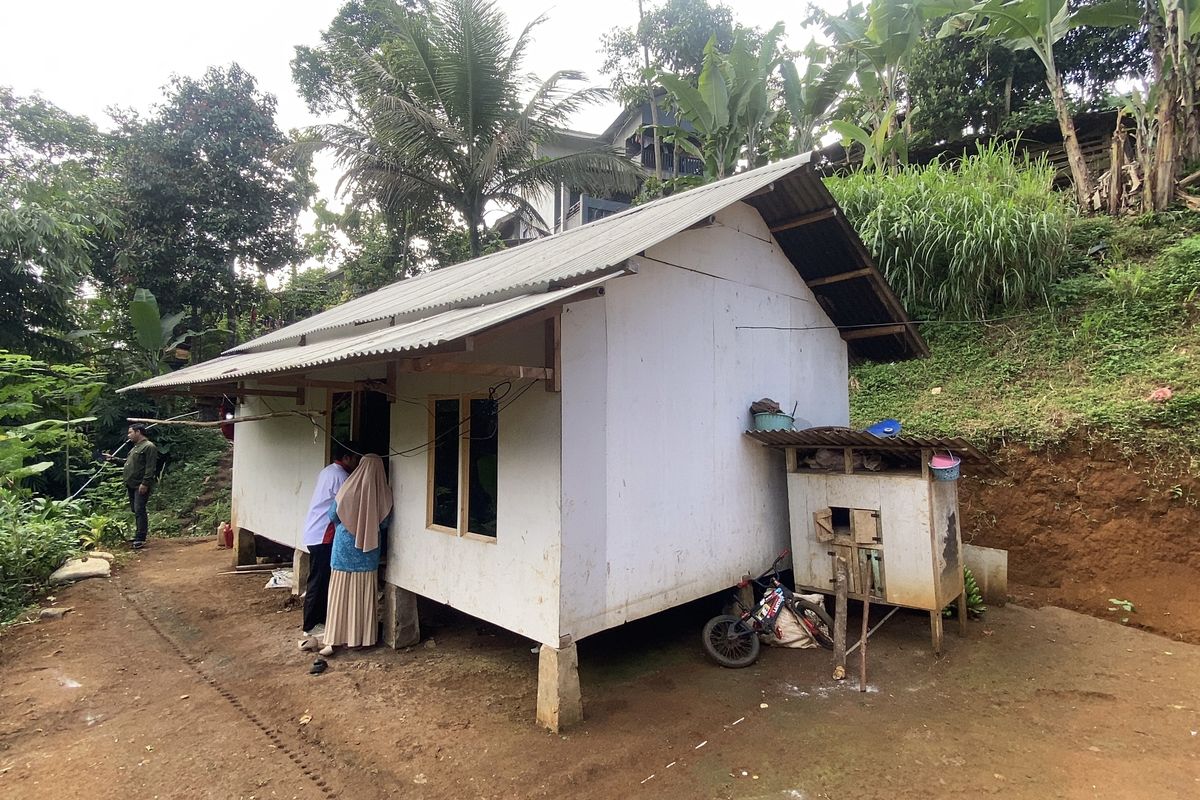 Potret kediaman rumah bocah Raya, berukuran 4x7 dihuni 4 orang. Mck berapa di luar dan berdempetan dengan kandang ayam. Kamis (21/8/2025).