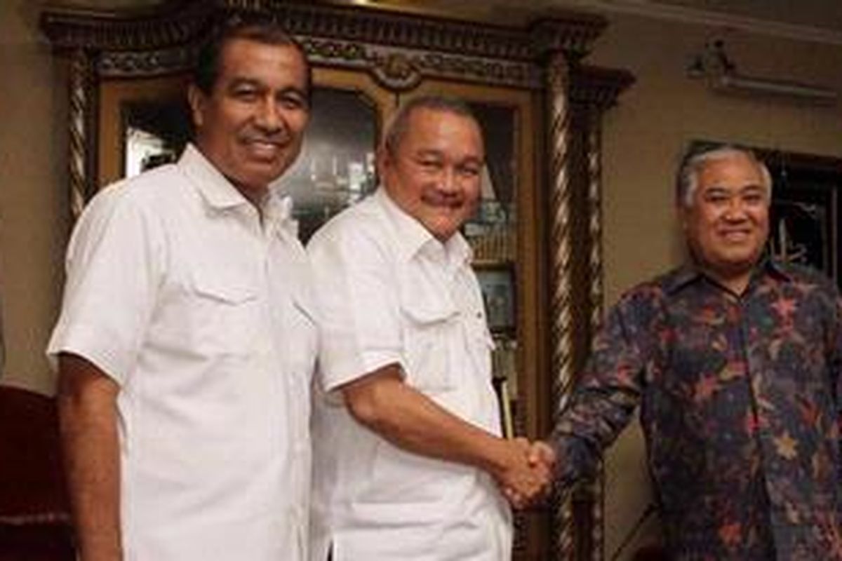 Bakal Calon Gubernur dan Wakil Gubernur DKI Jakarta, Alex Noerdin (tengah) dan Nono Sampono (kiri) bertemu dengan Ketua PP Muhammadiyah, Dien Syamsudin, di kantor PP Muhammadiyah Jakarta Pusat, Rabu (18/4/2012). Kedatangan Alex-Nono untuk bersilahturahmi dan saling bertukar pengalaman.  