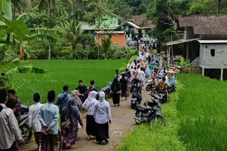 Warga Desa Wadas, Kecamatan Bener, Kabupaten Purworejo, Jawa Tengah, menggelar tradisi nyadran. Mereka mendoakan desanya dijauhkan dari kerusakan lingkungan.