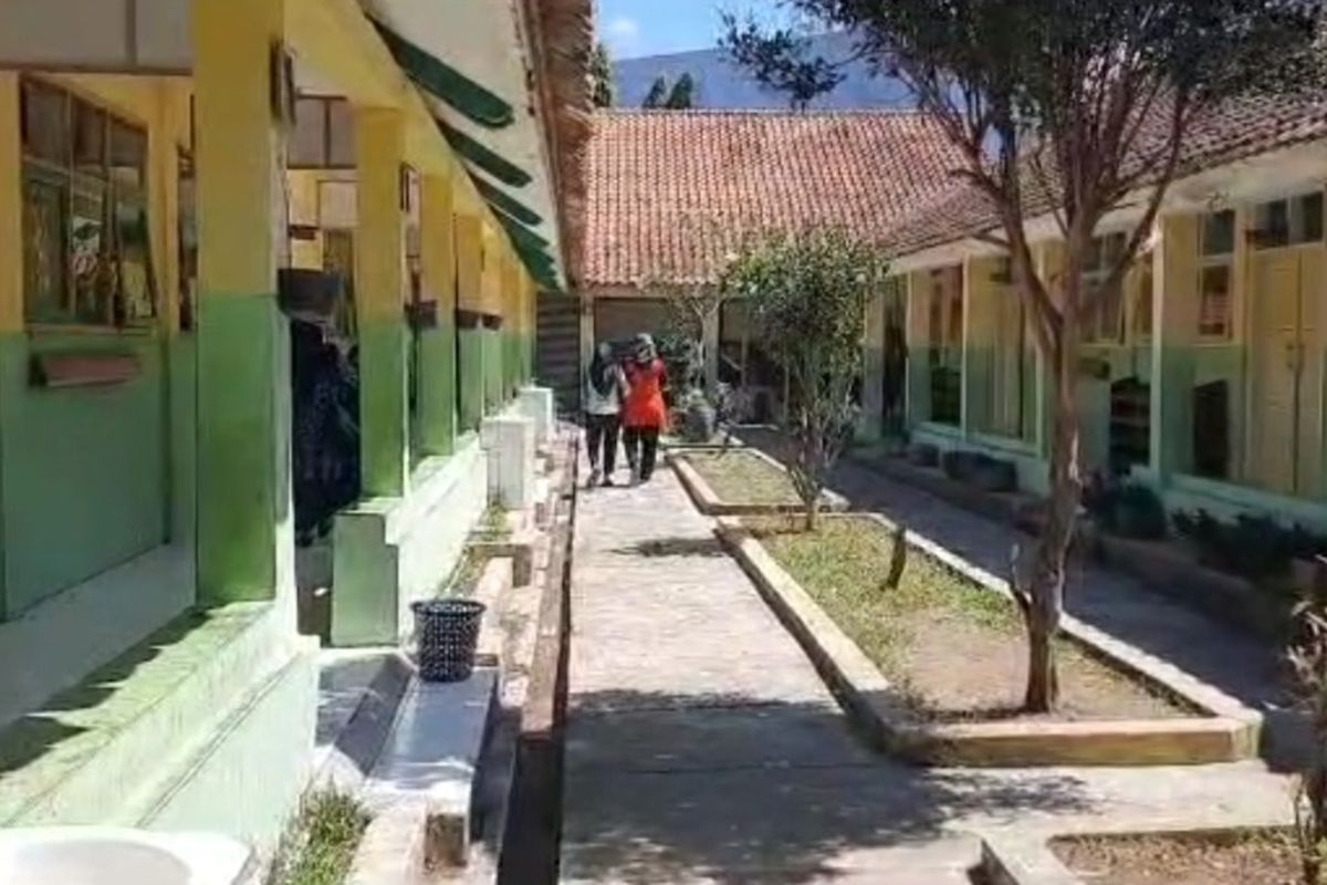 Suasana SDN 3 Pakemitan, Ciawi, Kabupaten Tasikmalaya, Jawa Barat, berjalan normal melaksanakan KBM meski ada polemik uang tabunga siswa Rp 800 juta dibawa kabur mantan Kepsek, Selasa (25/7/2023).