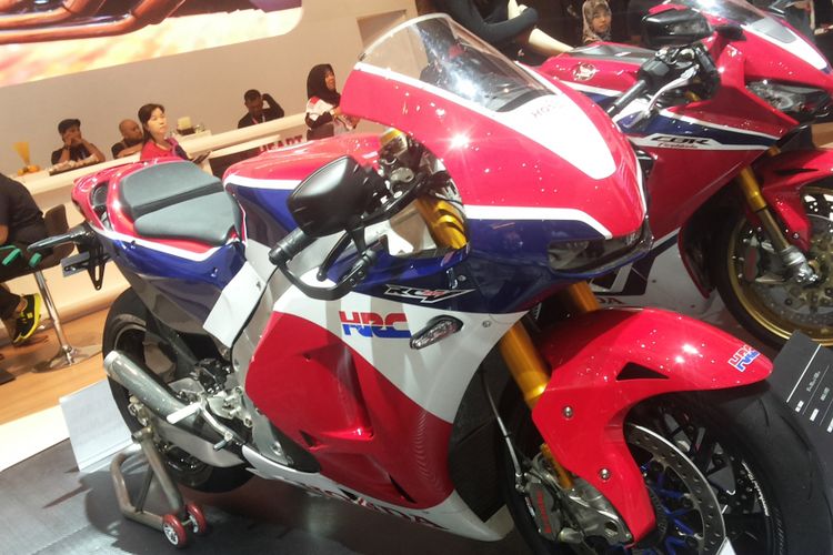 RC213V versi produksi massal yang dipajang di stan Honda pada hari ketiga pameran Indonesia International Motor Show (IIMS) 2018, JIExpo Kemayoran, Jakarta, Sabtu (21/4/2018).