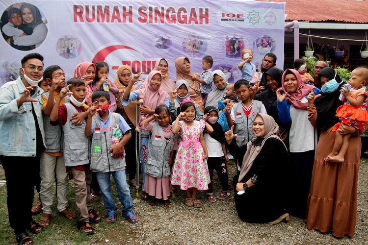 Ratna Eliza (baju hitam jibab abu-abu) bersama relawan dan pasien anak kenker foto bersama di depan rumah singgah, yang berada di jalan sepat, lamprit, Kecamatan Kuta Alam, Banda Aceh, Senin (01/12/2020).