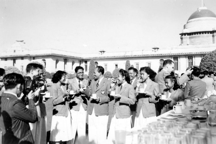 Annie Salamun (berkaca mata), ketika ikut Asian Games I tahun 1951 di New Delhi, India.