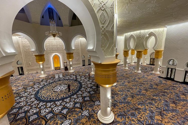 Karpet Masjid Raya Sheikh Zayed adalah batik dua negeri yang merupakan akulturasi dari keragaman dua budaya.