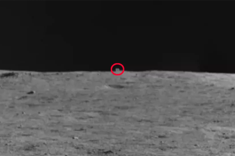 Objek misterius yang ditemukan penjelajah Yutu-2 di sisi jauh Bulan.
