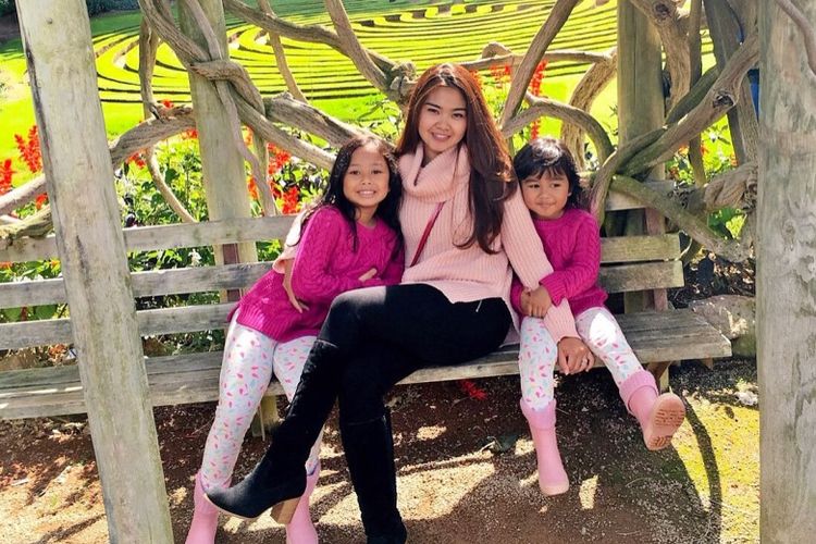 Foto Icha Irawan bersama kedua anaknya.