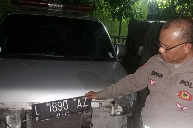 Ambulans yang menabrak lima motor di Surabaya. Ambulans dengan logo Partai Demokrat ini disebut milik relawan yang dipakai untuk kampaye.